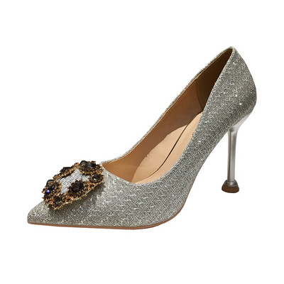 Stílusos női cipő hegyes modell fém díszítéssel és sarokkal