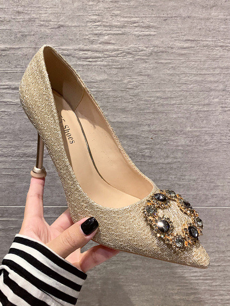 Stílusos női cipő hegyes modell fém díszítéssel és sarokkal