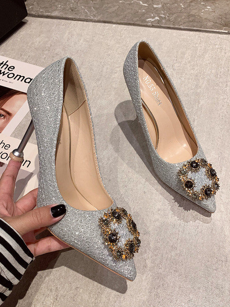 Stílusos női cipő hegyes modell fém díszítéssel és sarokkal