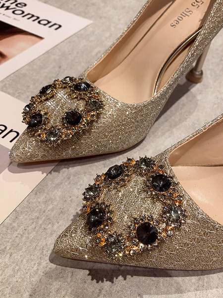 Stílusos női cipő hegyes modell fém díszítéssel és sarokkal