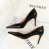 Vékony sarkú tiszta női cipő műbőrből