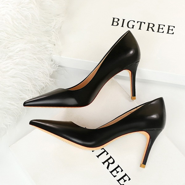 Vékony sarkú tiszta női cipő műbőrből