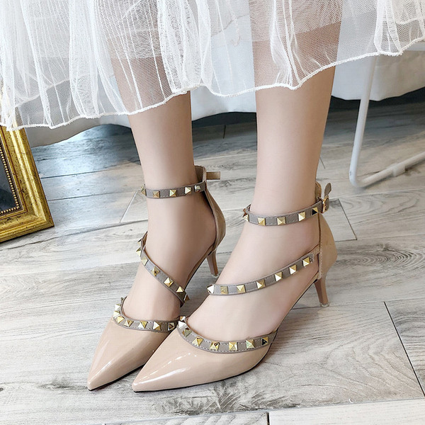 Női cipő hegyes modell alacsony sarkú