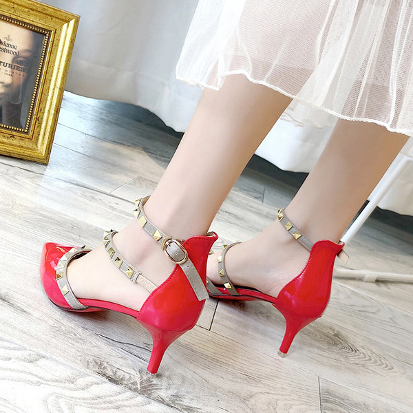 Női cipő hegyes modell alacsony sarkú