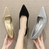 Fényes női cipő hegyes modell 6 cm sarokkal