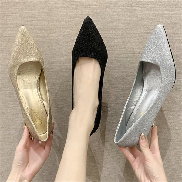 Fényes női cipő hegyes modell 6 cm sarokkal