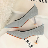 Vékony sarkú női textilcipő