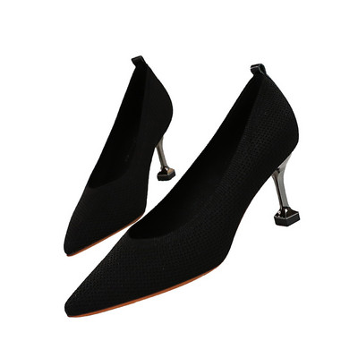 Vékony sarkú női textilcipő