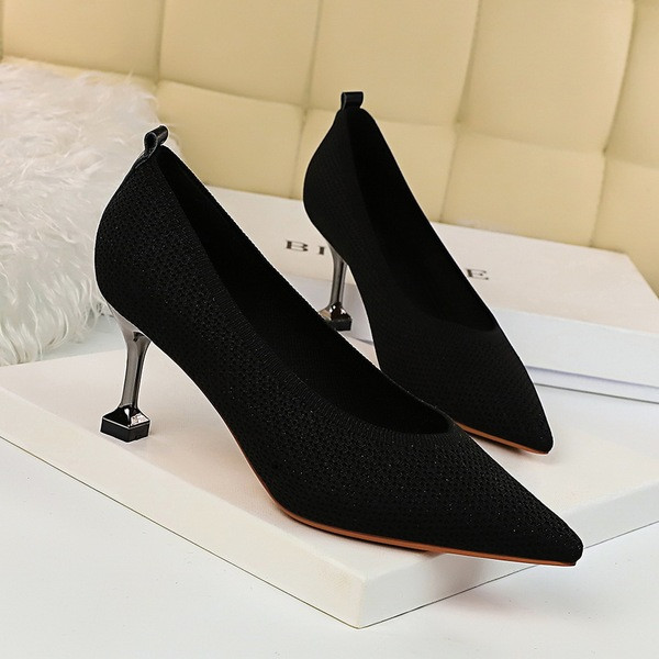 Vékony sarkú női textilcipő