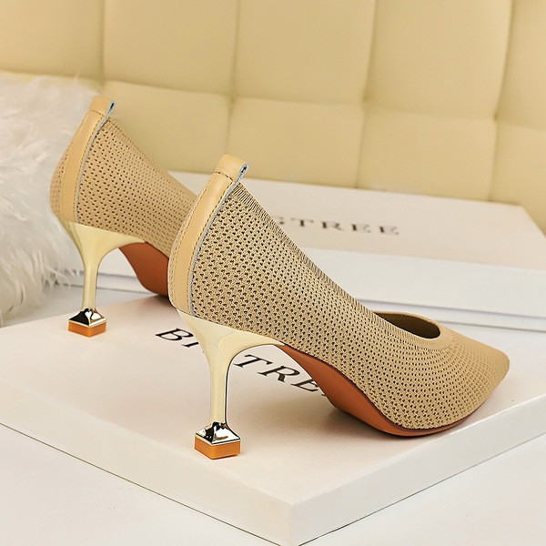 Vékony sarkú női textilcipő