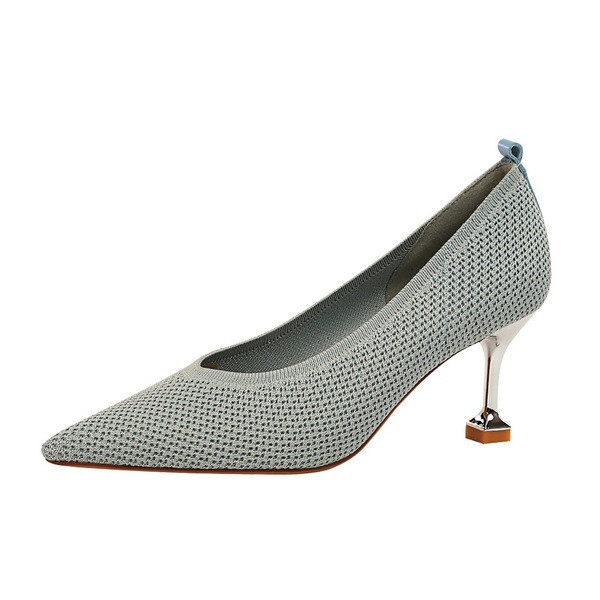 Vékony sarkú női textilcipő