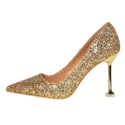 Modern női cipők - magassarkúval és brokáttal