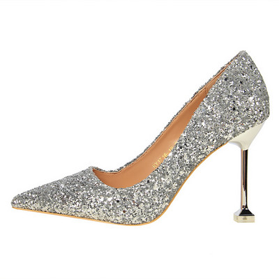 Modern női cipők - magassarkúval és brokáttal