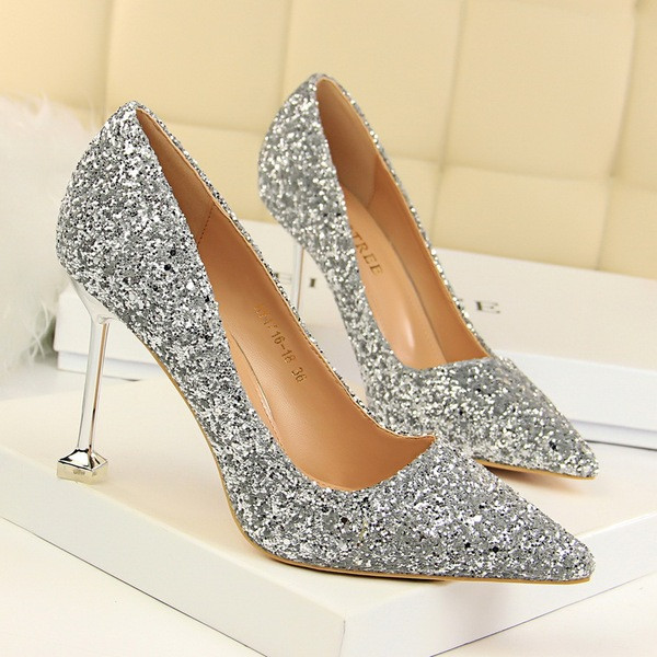 Modern női cipők - magassarkúval és brokáttal