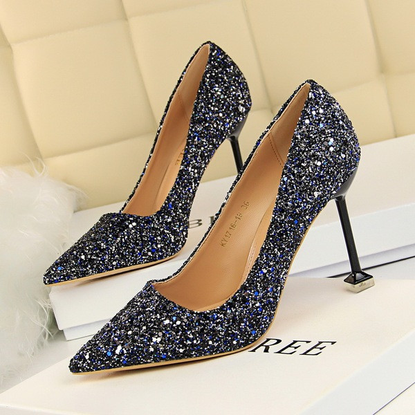 Modern női cipők - magassarkúval és brokáttal