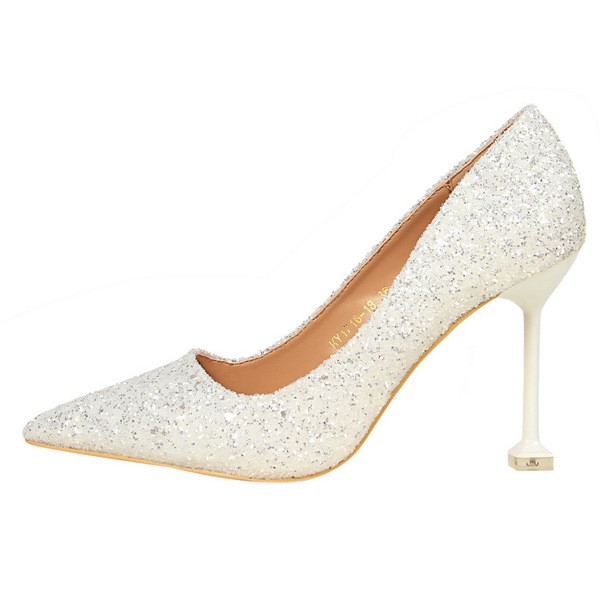 Modern női cipők - magassarkúval és brokáttal