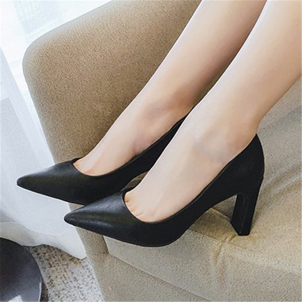 Stílusos női cipő eko bőrből, vastag sarokkal