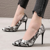 Színes, magas sarkú női cipő