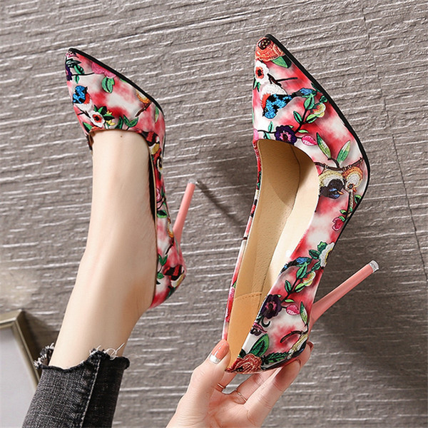 Színes, magas sarkú női cipő