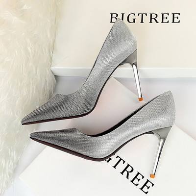 Modern női cipő magassarkúval, irizáló színekben