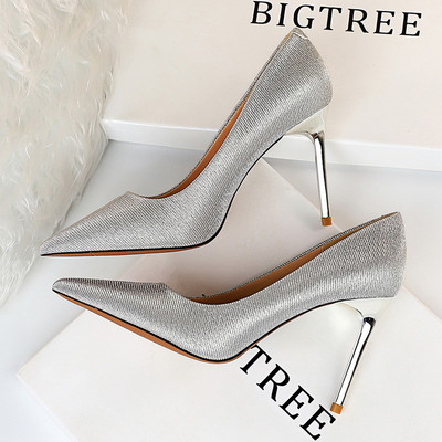 Modern női cipő magassarkúval, irizáló színekben