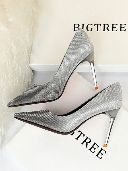 Modern női cipő magassarkúval, irizáló színekben