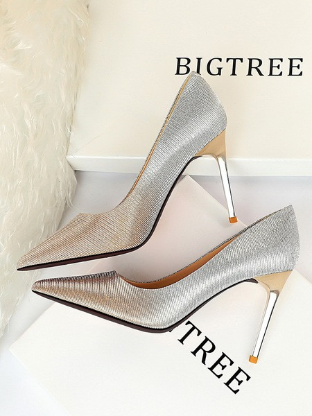 Modern női cipő magassarkúval, irizáló színekben