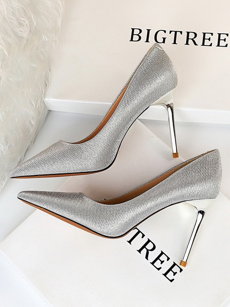 Modern női cipő magassarkúval, irizáló színekben