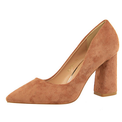 Öko velúrból készült, hétköznapi hegyes cipő, vastag sarokkal