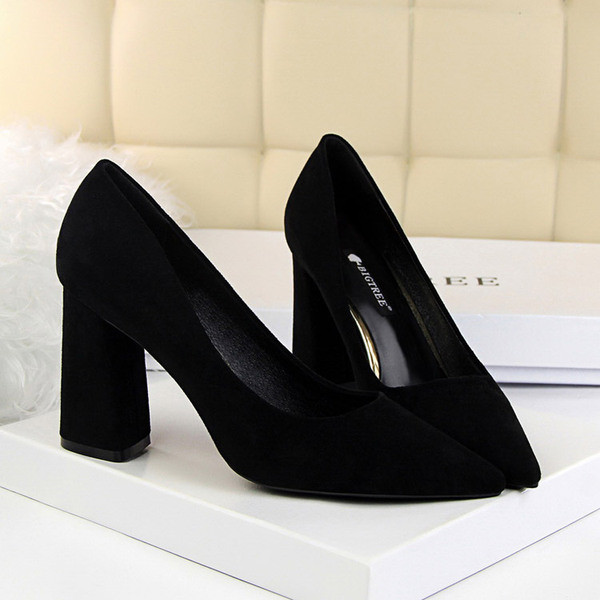 Öko velúrból készült, hétköznapi hegyes cipő, vastag sarokkal