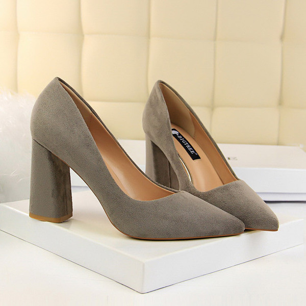 Öko velúrból készült, hétköznapi hegyes cipő, vastag sarokkal