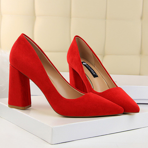 Öko velúrból készült, hétköznapi hegyes cipő, vastag sarokkal