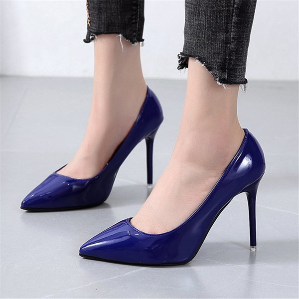 Stílusos női bőrcipő - magassarkúval