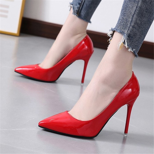 Stílusos női bőrcipő - magassarkúval