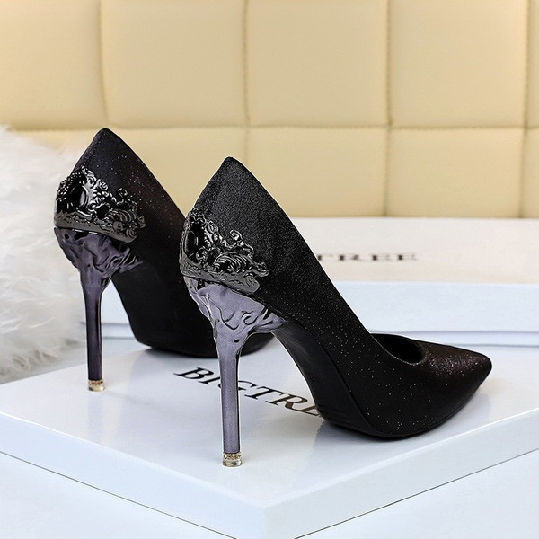 Új női cipőmodell magassarkúval, fém díszítéssel