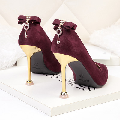 Modern női cipő eco bőrből vagy öko velúrból készült szalaggal