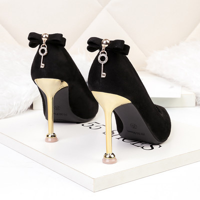 Modern női cipő eco bőrből vagy öko velúrból készült szalaggal