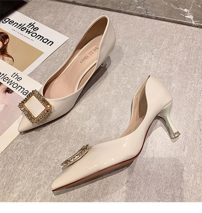 Lakirane cipele s metalnim ukrasima i petom od 6 cm