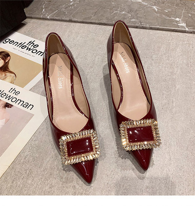 Lakirane cipele s metalnim ukrasima i petom od 6 cm