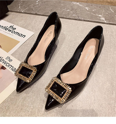 Lakirane cipele s metalnim ukrasima i petom od 6 cm