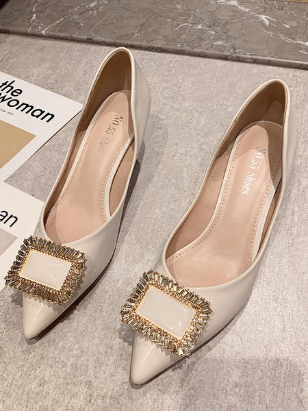 Lakirane cipele s metalnim ukrasima i petom od 6 cm