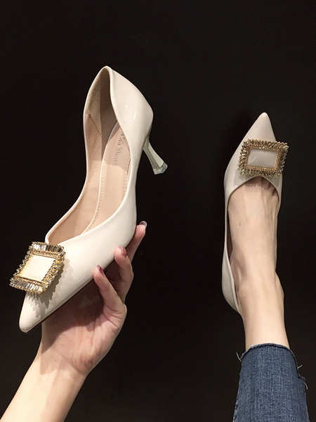 Lakirane cipele s metalnim ukrasima i petom od 6 cm