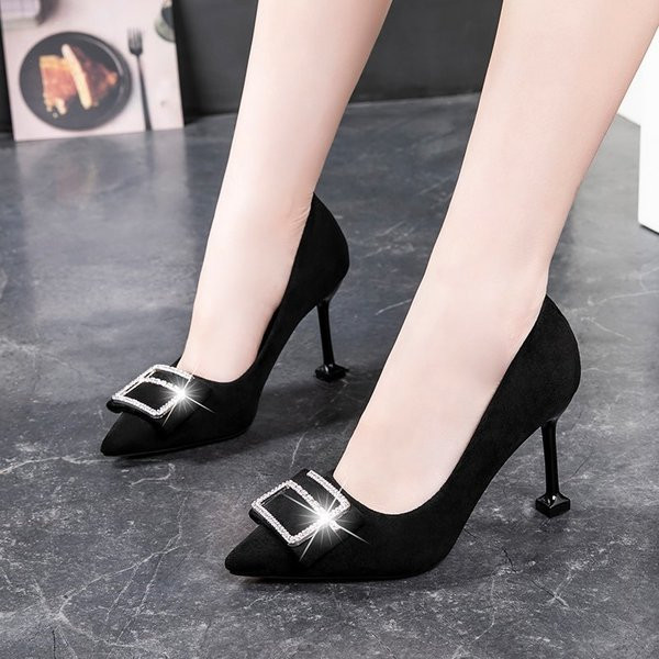 Stílusos női cipő csattal és kövekkel