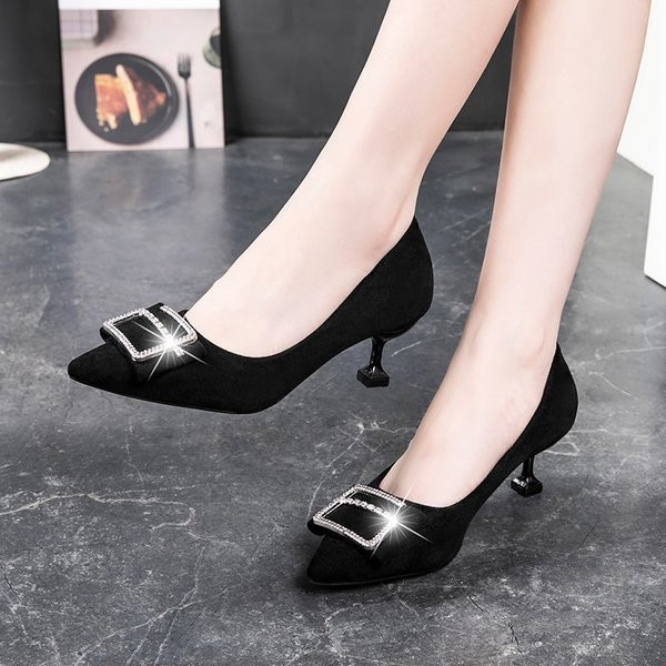 Stílusos női cipő csattal és kövekkel