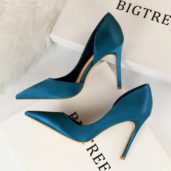 Model nou de pantofi de dama stilati cu toc inalt