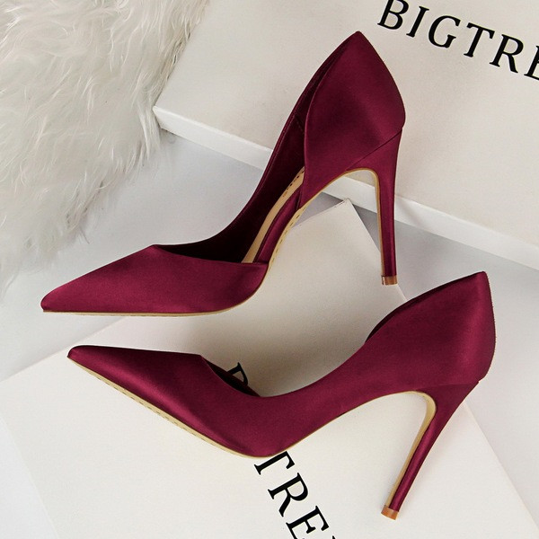 Model nou de pantofi de dama stilati cu toc inalt