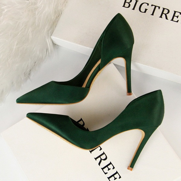 Model nou de pantofi de dama stilati cu toc inalt