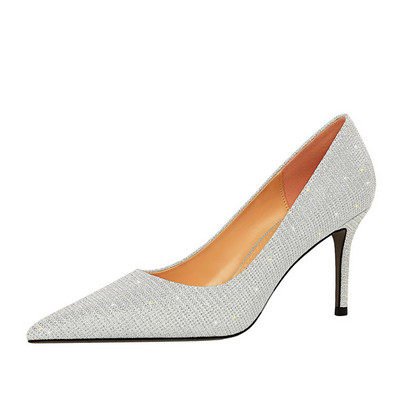 Közepes sarkú, fényes hatású női cipő