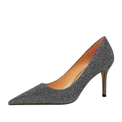 Közepes sarkú, fényes hatású női cipő