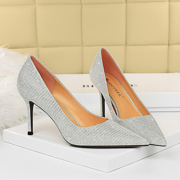 Közepes sarkú, fényes hatású női cipő
